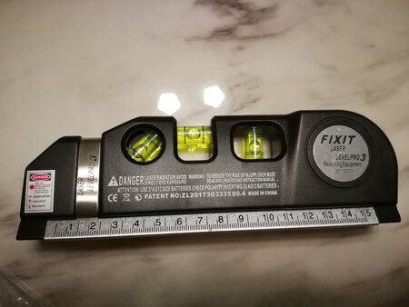 测量效果：测量精准，家庭用完全够用。
操作使用：使用方便，功能齐全，麻雀虽小，五脏俱全，而且不是鸡肋，用起来顺手。
材质工艺：做工比较细致，在这个价位来说就是精品了。
外形外观：外观美观实用，推荐购买。
其他特色：水平仪调到中间位置就会出现十字线了，没想到，很多功能都在这么一个小小的尺子上体现出来了。