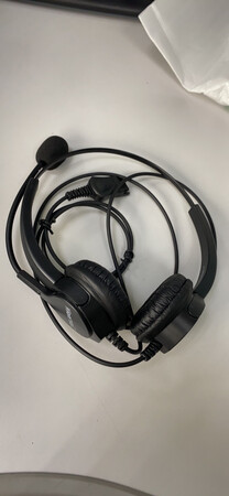作为话务机里的知名一哥品牌，北恩不仅话务机声明在外，耳机附件同样也还不错。
给同事买过不同牌子的的耳机，有些也坚实耐*，但论设计和做工用料及材质质感，北恩的产品还是占优；当然：价格也比它们高些。
曾经买过DT60、U860和U800话务机及这款For630QD耳机，产品质量都一如既往，表现不俗。
虽然最后因为其他原因退货，但产品本身依然值得推荐，客服处事也是态度端正，效率快捷，专业素养很好，值得赞赏！
外形外观：简洁美观