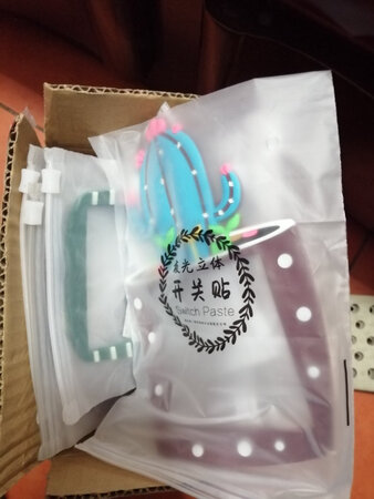 产品气味：无味
大小尺寸：合适
适用场景：儿童房，卧室
相当好看，值得购买，等贴上再来追评