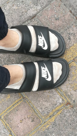 耐克这款拖鞋不错，穿着蛮舒服的！