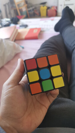 魔方是凑单买的，质量特别好，转起来润滑无比，没有任何滞涩感，很轻，很容易就能转动！而且还送了口诀，背过了就可以很容易完成！快递很好，很赞！