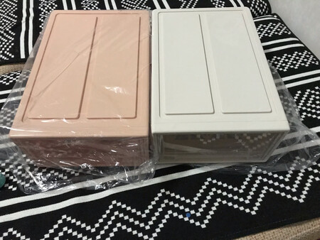 很喜欢这款收纳抽屉柜的颜色。很好搭。实用性很强。放哪里都可以。衣柜里面放着收纳小配饰妥妥的。放床下面省出好多空间。也充分利用了空间。真的很喜欢。而且选用了优质的原料制作。一点味道都没有。环保理念的健康生**现的淋漓尽致。用来收纳宝宝的衣服和常用物品。真的很放心。以后还会再来的。