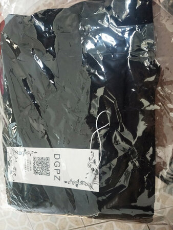 布料很好 穿上舒适 版型好看 面料摸上去滑溜溜的 下次还会光顾