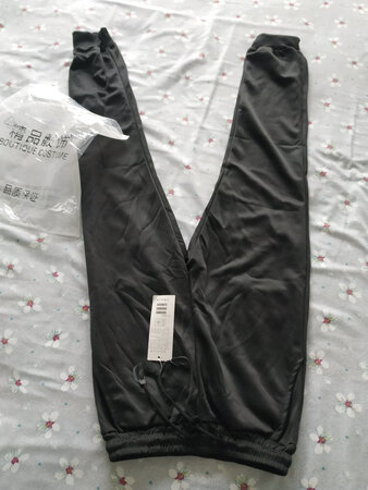 和照片完全不一样，质量很差，穿在身上非常不舒服，袋子是没有封的。
