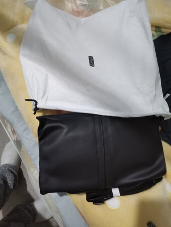 手感柔软舒适，皮质很好，大小感觉够用了，做工做的不错，京造也有好东西了啊，