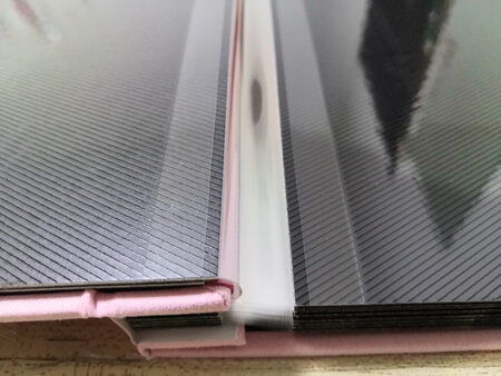 相册质量很不错，封面图案卡通适合儿童相册。封面材质很硬实，很结实。内页里边带塑料保护膜，保护相片。容量很大，里边内页大概十来页。***相片设计，方便相册相片摆放，适合各种尺寸相片。价格适中，物美价廉，快递很效率很高，包装保护措施不错。购物附带赠品，方便相册设计。
