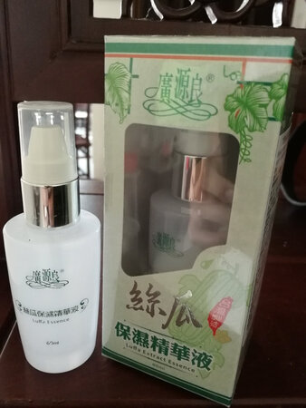之前在专柜买过,京东旗舰店的货和专柜一样的,是正品。保湿效果很好,天然无香精味,清清爽爽的,秋冬保湿必备。