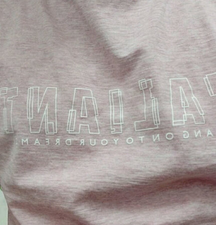 海澜之家的衣服很合身，客服也很给力。粉色的很凸显气质，男生穿也挺好的，这个衣服是618期间买的，各种红包优惠券用上之后很合算，比实体店便宜多了，客服小姐姐回复问题很及时，无理由退换货几乎是秒批，很愉快的一次购物，推荐海澜之家！