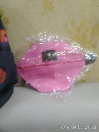 这款产品媚族印花牛津布女士双肩包质量好。值得推荐广大朋友购买。商家还送了旅行整理小包。