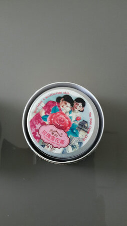 去年买了一盒试试,感觉很好，香味淡淡的，保湿不油腻,今年买了3盒希望一如既往的好