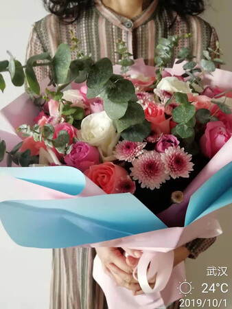 第一次在网上订花，感觉还不错，客服小雅服务很周到！