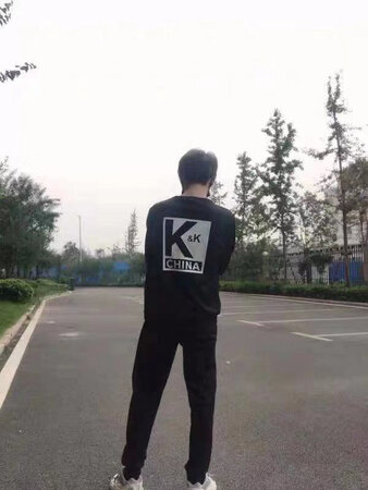 中了现男友的毒，穿上很酷也挺有独特的风格，面料手感摸起来很不错，质量是非常对得起这个价格的，自我感觉也是帅帅的?