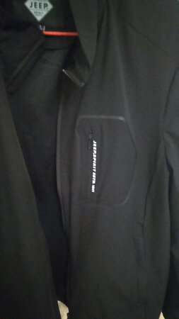 一直都比较比较喜欢JEEP的衣服，这个春秋款的比较柔软，也比较透气，当然价格也摆在这里。不过仔细看的话还是有些细节处理的不好。