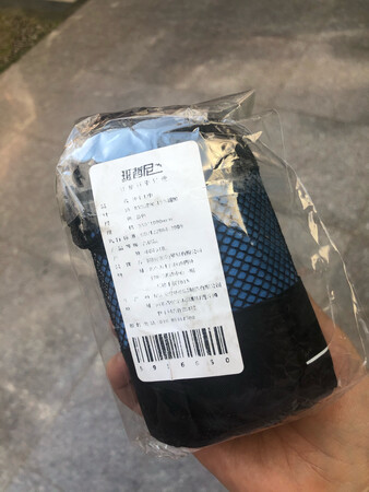 外包装旧旧的感觉。但里面还好。买的时候没看清楚尺寸，以为是大的那种，其实是小的，比毛巾大一些。很薄很轻便，应该是速干的。收纳也很方便，很小的一个。但这个送的收纳袋子质量感觉不怎么样，可能用几次就会裂开吧。