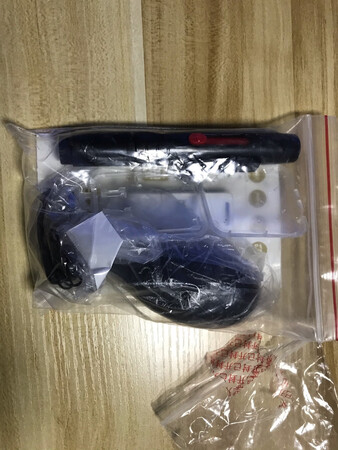 很不好的电池，很不爽的一次购物，商品无包装，无保证的东西还非说自己是正品行货，店家卖的东西没保证，就拿自己所谓的经销商身份说事，让消费者自己去验证，买个东西，无法提供有利的正品证明，还要自己去求真伪，是京东的风格？耽误消费者使用和生活时间，本想退货，可是电池使用迫在眉睫，实属无奈。该产品没有任何地方标明是无包装产品，店家没有提示，是问，正常商品哪样没有正规包装。