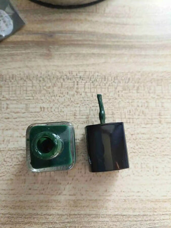 包装完整很上档次，墨绿色的特别显肤包装很上档次，一看瓶子很漂亮，上色很顺滑轻松就能把指甲涂好，干的很快，涂上不容易掉，上色容易顺滑涂上指甲很光亮不用再涂一层透明的提亮，墨绿色没有黑色那么深又没有其它颜色那么浅，涂上很显肤色皮肤显得白白的，涂上很亮，最主要是虽然是可撕的但是不容易掉，换颜色的时候在水里泡一下很容易就可以去了。