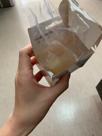 一直想买个吸奶器的配件，觉得价格有点高就观望，双11趁着活动果断入手，收到后看包装觉得一般，外面是有胶带贴纸，但是里面不是密封包装的，塑料袋套上就好了，质量还可以，和我原来的应该是希望的，毕竟还是信任旗舰店，不过还是希望这样的小配件是在完全密封的包装里面，希望是和我的吸奶器适配好用，等用过再来评价
