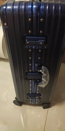 箱子够大，质量也不错，就是发货时商家忘发饰品了，不错买这个箱值得了