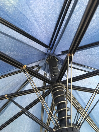 因为买了6把。到货没下雨，过了10来天下雨用了一次。伞头就散了。联系卖家换，客服说超过了退换时间。。