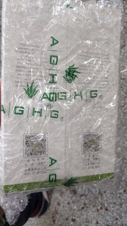 去年因为晒伤买过这家防晒霜和修复乳。后来听说他们家的芦荟胶很不错就买了两盒，用着效果也不错，保湿很好，也没有很浓的香精味，对比以前买的香精味特别重的这款好很多。因为现在呆的地方太干燥，所以必须用些补水保湿效果好的护肤品，这是第二次购买了，双十一也没有什么特别多的优惠，但是好用就是王道