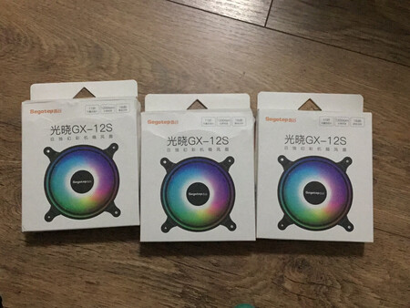 东西还行吧，包装一般，包装盒都是坏的，希望耐用！PS，我还买了三个大水牛的RGB风扇，价格更便宜些，到时比比看。