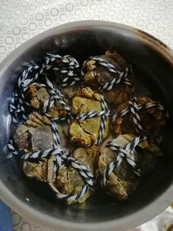 真心的超级划算呀，九月份买的卡，预约的双十一那天送到，真的送到了，而且最重要的是顺丰快递。我是白天不在家，去上班。家里老人签收的。他们不知道里面是什么，我也没告诉他们。晚上我下班后，打开看到，里面的螃蟹，居然还都活着