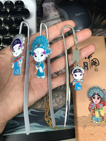 书签很精致啊，吊坠版的看上去更有档次。物流很快，?好评！