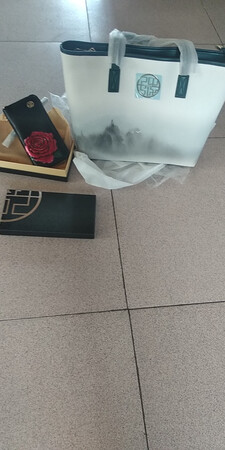 实物很好看。包装精美，做工精致，手感也很好。