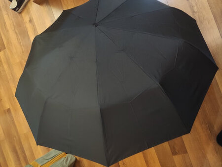做工外观:拿出来就被惊艳了，和同事的小米雨伞比起来丝毫不怂，差不多1/3的价格买到差不多质量的雨伞，伞骨看起来也比较有质感，自己看图感受；
防雨效果：防雨效果不错，和老婆两个人出门打毫无压力。
尺寸大小：尺寸大小对于一个成年男人来说挺适合的，不大不小。
其他特色：用过一些别的牌子的自动伞，收伞的时候要用很大力，但是美度的这把雨伞我老婆轻松都能收起来，很赞。