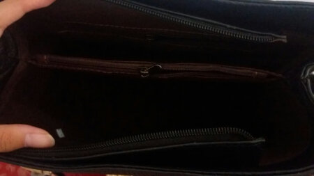 包包很好，我妈妈看到后很喜欢，容量大，而且还送了一个小钱包，妈妈很喜欢