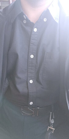 衣服不错，大小刚好合适，体重75，身高170，穿180的正好，配送员的服务也很好，热情，负责，很满意的一次购物。