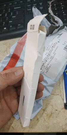 特价买回来，还包邮，的确眼前一亮，可是收到后，包装发来让我吃了一惊，还以为东西坏了！因为包装实在太糟糕了，几乎破完了！赶紧拆开，看了里面的笔芯，心里总算得到宽慰，笔芯是好的，装到签字笔里，试了一下，很顺畅，墨水很均匀，触感不错！希望商家下次打包能够结实点，否则，很容易折断笔芯！