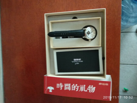 作为拥有陀飞轮技术的国产手表品牌，海鸥手表一直深受国人的喜爱与拥护。这次入手的这一款手表是带有日期和星期显示的全机械表，手表入手感觉很有份量，透明壳可见的机械轮做工很精致，皮质的表带加防丢失扣确保手表佩戴安全。商家还贴心的送了全钢表带和上链工具。自己可以更换表带。京东自营保障质量，退换无忧，京东物流超级快速。总之这是一款物超所值的手表。