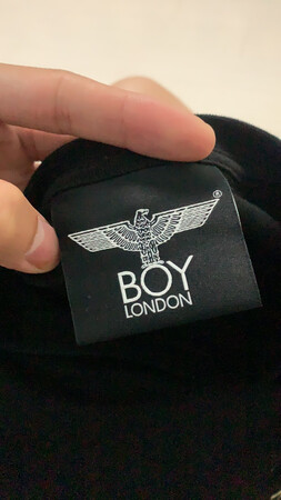 这款衣服差的不行，五六百的短袖，不到一个月就出现商标断裂现象！以后都不会再晚上买品牌衣服了，還不如去实体店买，最起码比网上要有保障的多。