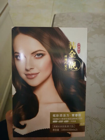 ~金靓这款染发剂特别好用我妈妈原来给爸爸在药店买过染发时不染头皮而且清洗时一点都不掉颜色特别容易清洗一便洗发就OK这次有活动给老爸老妈都来买点以备不时之需。