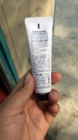 早前看过这个护手霜的广告，就想买试试。我是宝妈，平时做家务多，手沾水的时候很多。我又不喜欢那种油油的，黏糊糊的护手霜。凭良心说：这款护手霜真心好用，我现在用的是里面的赠品小样。。多效修护润手霜。。涂完之后香香的，味道很好闻，一点也不油，但是也不干。总之就是很满意。买正品  上京东，哈哈哈，上个赠品图