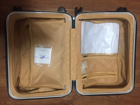 简约时尚，功能袋多，和另一款可扩展20寸美旅箱长宽差不多，薄一些。就是送的洗漱袋没找到？