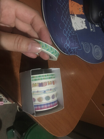 尺寸大小：不大不小刚刚好
产品设计：挺漂亮的
因为要做手账所以买了这几卷有色胶带，还挺好看的。宽度也合适，不像我看中的其他款式那么宽，有点浪费空间。我个人比较喜欢这样窄窄的长长的胶带，既可以遮盖文字也可以做装饰，总之是一次愉快的购物，希望以后店家能推出更多的款式，更多的图样，我还会回购的。这次的图样很漂亮，期待以后有更心水的样子：）
产品质感：还行
厚薄程度：一般
其他特色：漂亮，少女心
