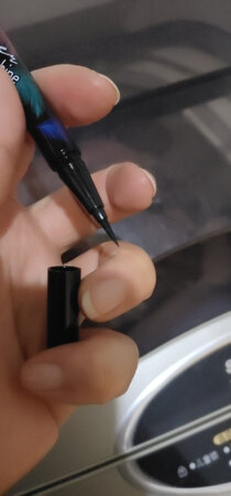 产品质感：不错
上妆技巧：好用
显色程度：黑色
防脱效果：还好
其他特色：快干不晕妆