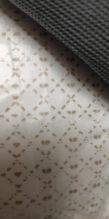不是棉的，是聚酯纤维的，还行吧。毕竟价位在这呢。