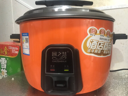 内胆容量：涂层不粘锅，容量大
外形外观：大气，上档次！一看就特别有味道的感觉
功能配置：没得说，全智能
操作难易：简单明了，我妈直接用
蒸饭口感：以前家里老锅老夹生，这锅米饭口感好，没有夹生过