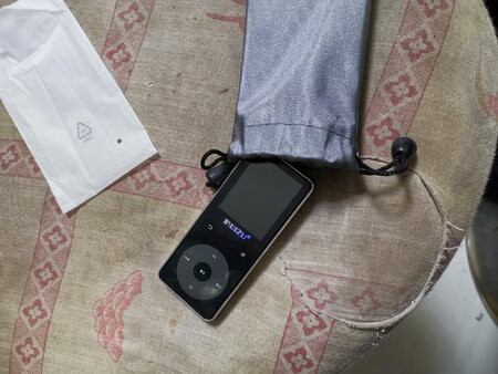 音质音效：外放一般，带上耳机还不错。
做工质感：外表看着还行。
操作难易：操作起来还很方便。
外形外观：外观满意。
