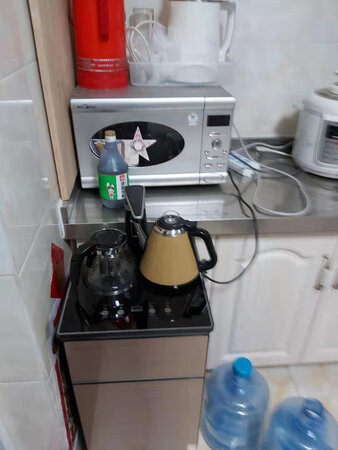 给家里老人买的，这个颜色很不错，金色显得大气，高度也正合适，下置的换水桶要方便很多，大桶小桶都适用，烧水壶设计的也很巧妙，接水的时候壶盖不用打开，还设有防尘盖，并且是保温壶，烧热了以后能保温很久，烧水也快，这样就把暖瓶替代了，京东送货很快，比预计提前一天到，赞一个