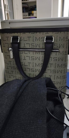 外观颜值：颜值很高，色彩搭配合理
材质手感：柔软，这个价格的材质也都这样了
做工细节：做工精细，拉链顺滑
