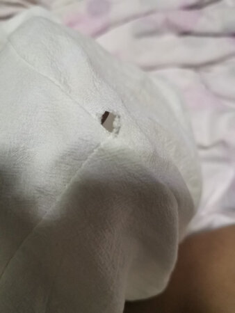 这是一家#黑商家，衣服还没穿就出现严重质量问题，商家还不承认，态度非常恶劣，没想到在京东上还能遇到这种#黑商家，同时还冤枉我穿了他们的衣服才出现的质量问题，明眼人一看就知道是在制作过程中出现的质量问题；我收到货的时候确实没有试穿更没有发现质量问题；我是通过洗后才发现质量有问题，同时还存在存在严重缩水问题；商家态度恶劣到极致，不与我进行沟通所以的回复就是一句话，你已洗过不能更换，这是解决问题的态度吗？出现质量问题不出来解决，还推卸责任，这不是#商家行为吗？希望大家看到我的评论不要再上这种#黑商家的当卖
