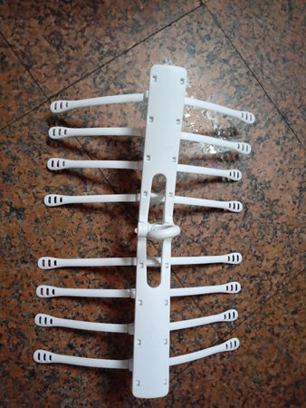 衣架收到了，衣架质量好，安装简单，这衣架简直就是一挂衣收纳神器，一个衣架可以挂8件衣服。