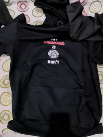 衣服非常好看，就是没穿多久就已经冬天了，很遗憾，看上衣服的感觉下手吧！很舒服的衣服，朋友说穿着好看极了，嘿嘿！衣服好的很，一直随便压都不会皱，一般的衣服乱放会皱，这个不会，抖抖又是新衣服。看过了看过来，希望一直能这么好