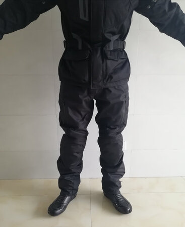 做工精细，防风保暖效果不错，护具齐全，173cm67kg穿M号刚刚好，店家服务很棒，给好评！