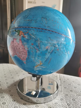 朋友推荐的，外观漂亮，插电有个星座夜灯，主要是带趣味讲解，提前熟悉下地理知识，以后学习能事半功倍，这个地球的趣味讲解功能就像给孩子请了一个私教一样。
