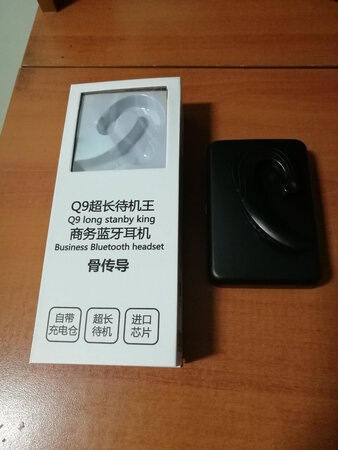 感觉还不错，外观是塑料的，有些单薄，戴上感觉不错